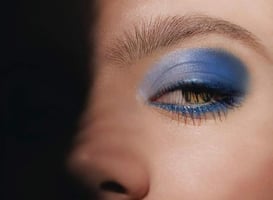 ¡El color de los jeans inspira las sombras de ojos!