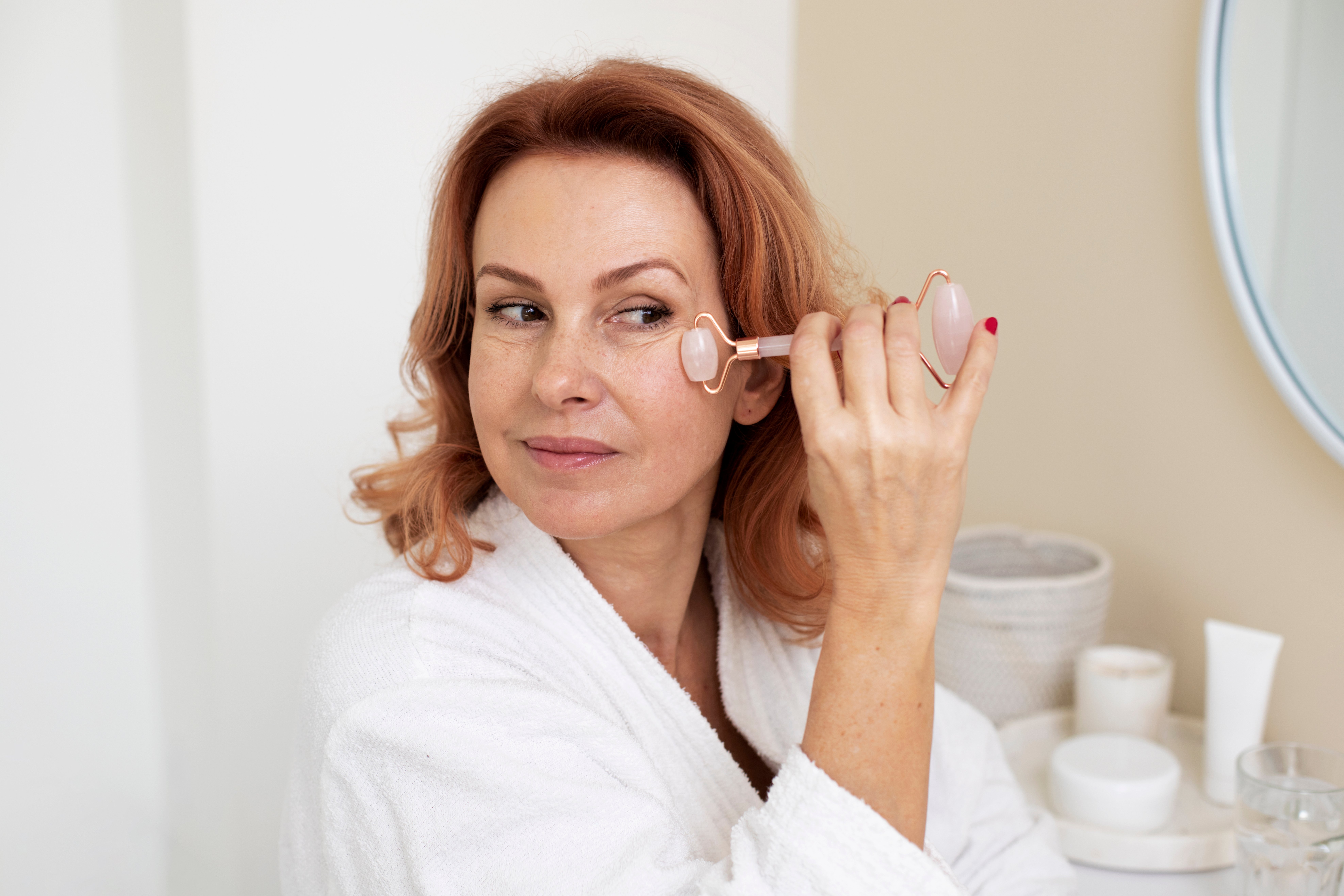 woman-ongoing-gua-sha-face-procedure (1)